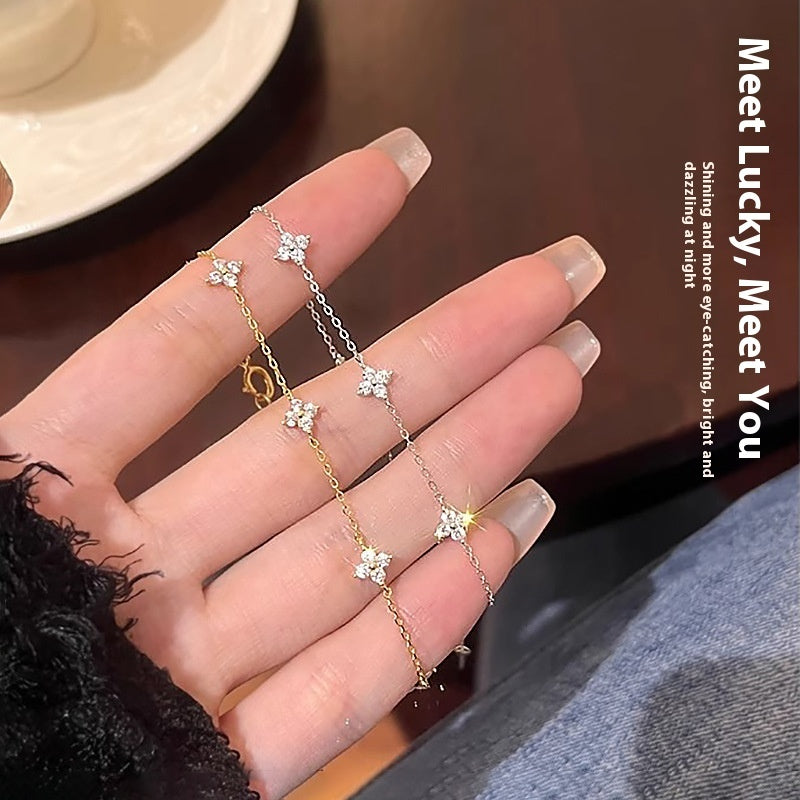 Pulsera de lujo con flores de cielo estrellado y luz francesa