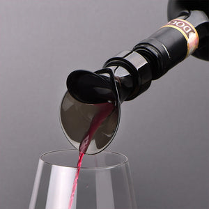 Grifo creativo para verter vino tinto en forma de pétalo para mantener la frescura.
