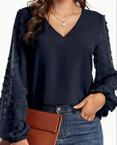 Camisa de cuello en V con lunares suizos: suave, transpirable e informal, de color liso, para primavera y otoño. Ropa para mujer de corte holgado y estilo clásico.